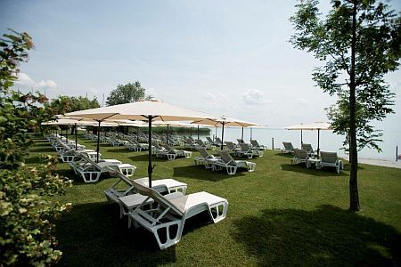 Alloggio a buon prezzo in Hotel Marina-Port con una spiaggia privata