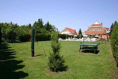 Bellissimo giardino al pensione Lorelei a Lago Balaton, Ungheria