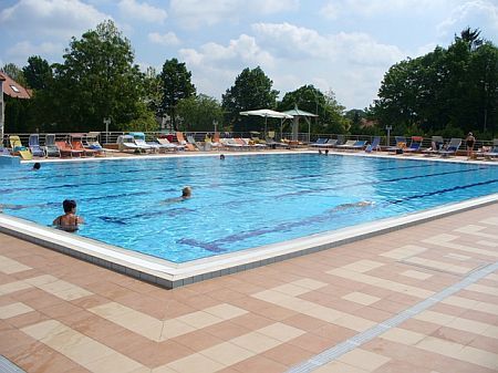 Piscina termale all'aperto e coperta nel Thermal Hotel Mosonmagyarovar