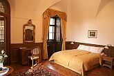 Camera con letto matrimoniale al hotel castello di Hedervar in Ungheria