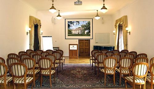 Salone al stile rinascimento con una atmosfera romantica al hotel Castello di Hedervar in Ungheria