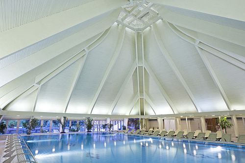 Piscina per nuotare a Heviz - hotel termale a Heviz Ungheria - fine settimana wellness in Ungheria