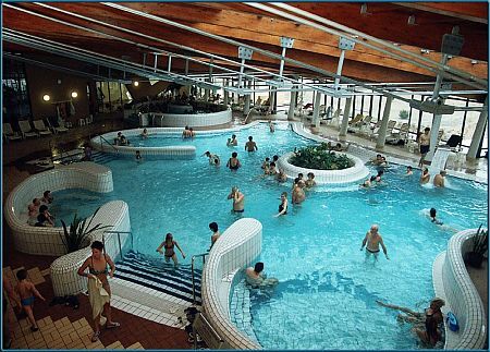 Piscine interiori del complesso balneare a Papa - 