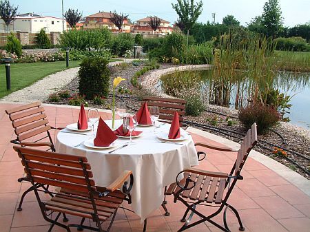 Terrazza dell'Hotel Stacio a Vecses in un ambiente piacevole