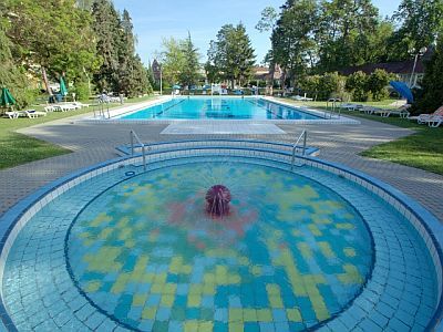 Piscina per nuotare e piscina per i bambini nel parco benessere attorno all'hotel Helios