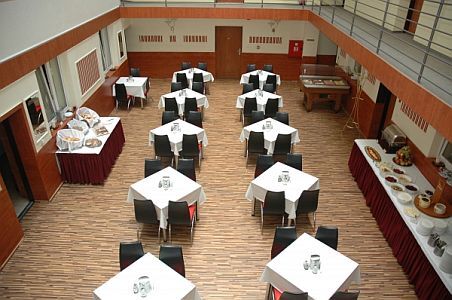 Sala prima colazione nell'atrio - Hotel Atlantic a Budapest, vicino alla piazza Blaha Lujza