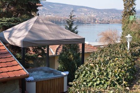 Jacuzzi con vista panoramica nel giardino dell'Hotel Var