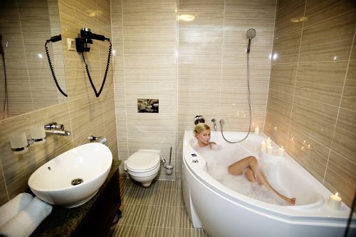 Bagno con vasca idromassaggio al 4* Grand Hotel Glorius a Mako