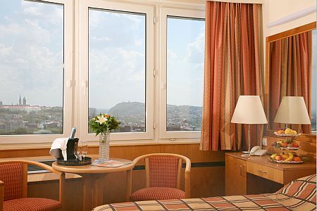 Camera offrendo meravigliosa vista - Hotel Budapest - hotel con forma di cilindro