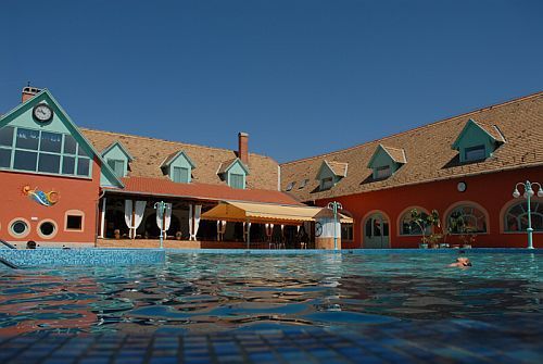 Piscina termale all'Hotel Termale Liget di Erd - hotel termale vicino a Budapest