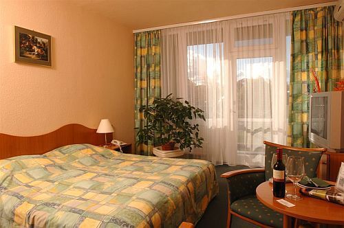 Hunguest Hotel Flora Eger 3* Pacchetti di mezza pensione a Eger