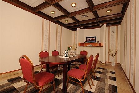 Sala conferenze e sala riunioni presso l'Hotel Flora di Eger