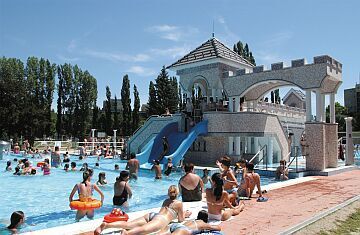 Plage vicino all'Hotel Flora di Eger con accesso al centro benessere