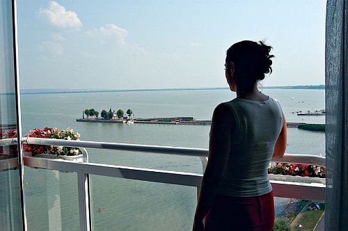 Panorama del lago Balaton dalla terrazza dell'hotel Helikon