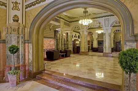 Aula all'entrata del Palatinus Grand Hotel a Pecs in Ungheria