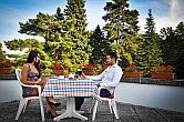 Hotel Lover circondato da foreste a Sopron - prima colazione abbondante sulla terrazza 