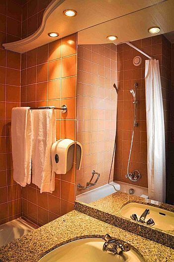Hotel Lover a Sopron - bagno privato con doccia o vasca